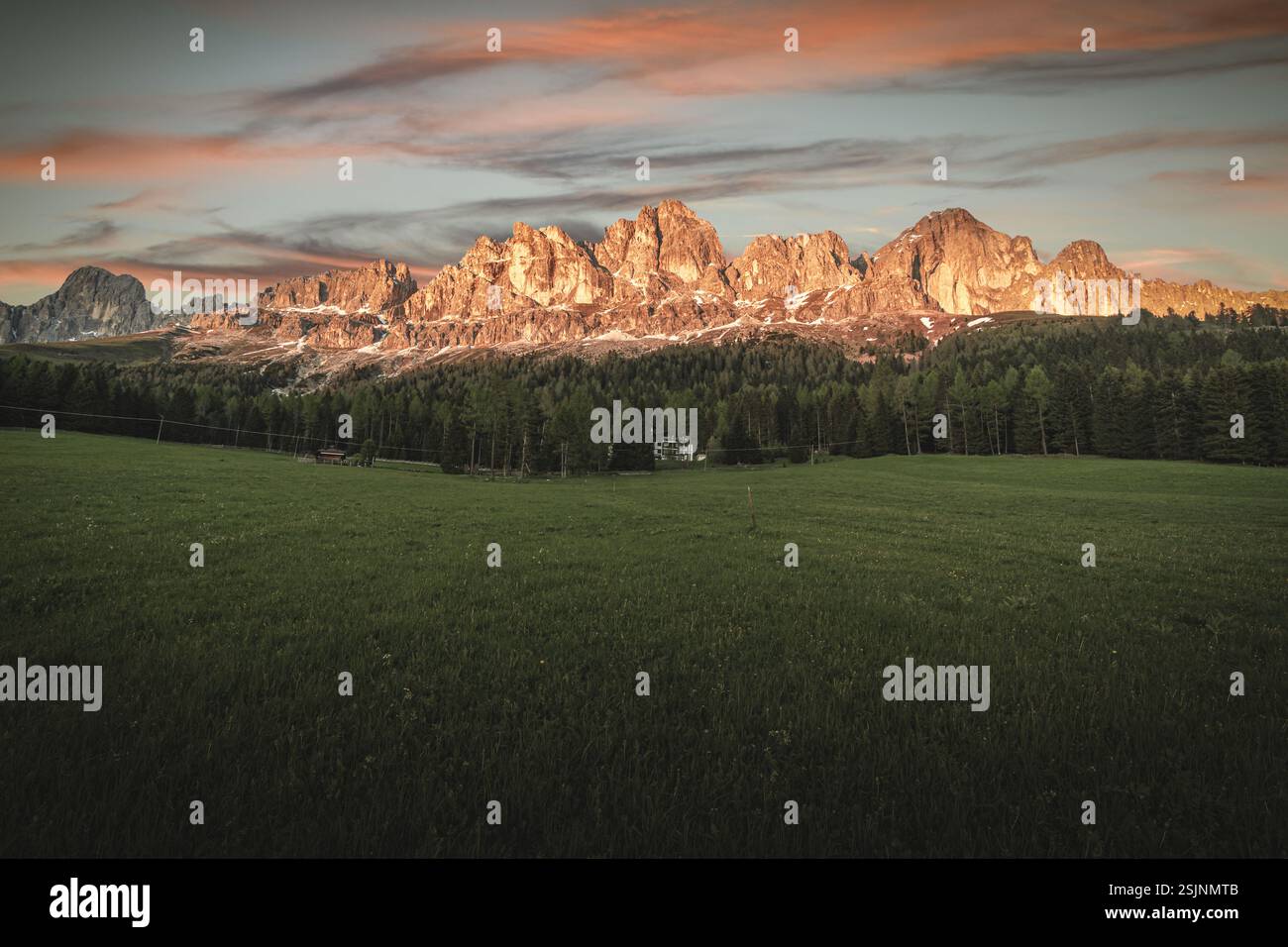Firy coucher de soleil au-dessus des Dolomites Rosengarten Catinaccio surnageant l'été Banque D'Images