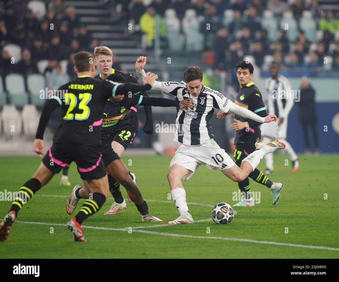 Turin, Italie. 11 février 2025. Kenan Yildiz du Juventus FC lors du match de première manche de l'UEFA Champions League, match de football entre la Juventus FC et le PSV Eindhoven. Le 11 février 2025 au stade Allianz, Turin, Italie. Crédit : Nderim Kaceli/Alamy Live News Banque D'Images Turin, Italie. 11 février 2025. Kenan Yildiz du Juventus FC lors du match de première manche de l'UEFA Champions League, match de football entre la Juventus FC et le PSV Eindhoven. Le 11 février 2025 au stade Allianz, Turin, Italie. Crédit : Nderim Kaceli/Alamy Live News Banque D'Images