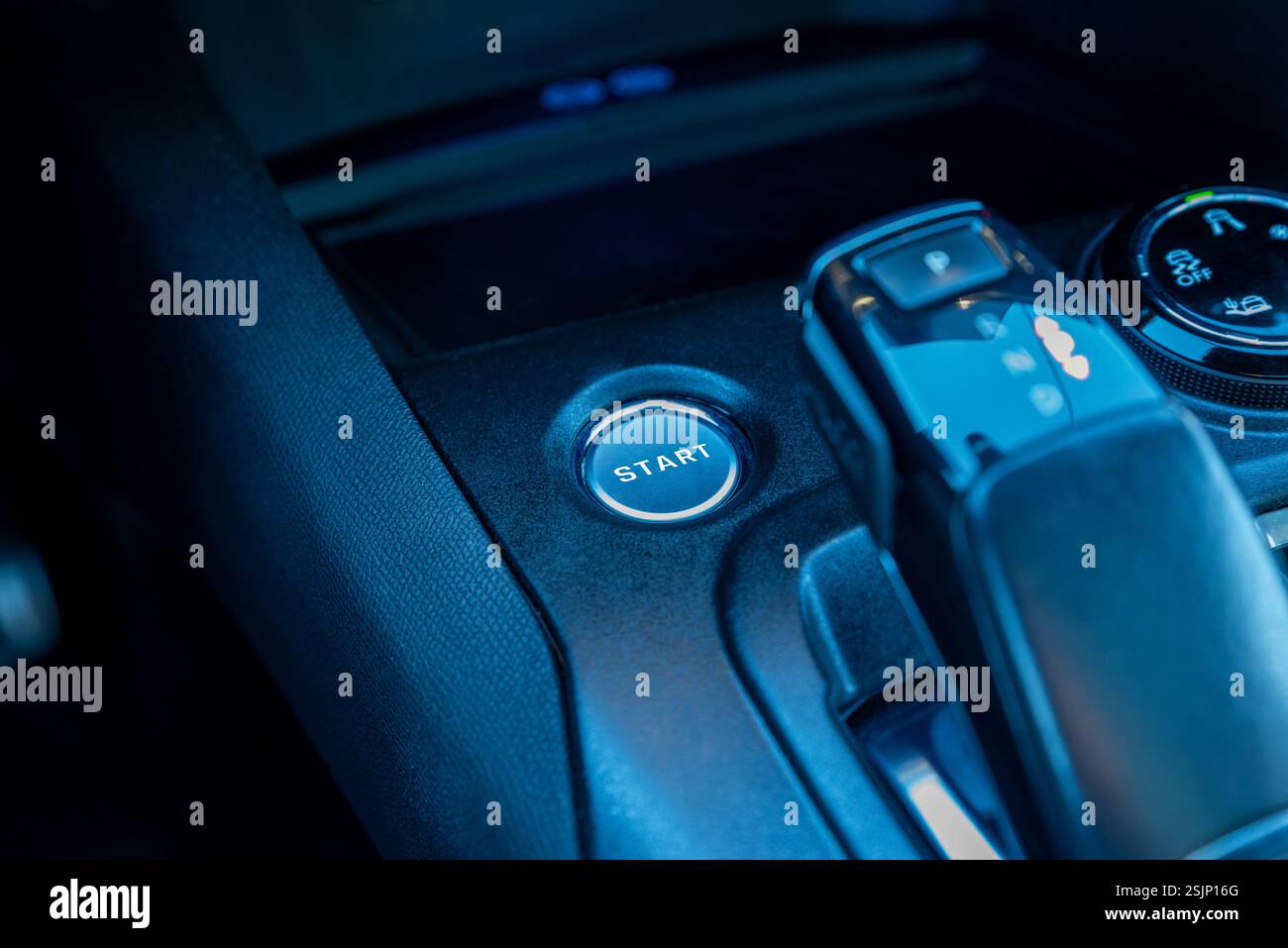 Gros plan du bouton de démarrage du moteur et de la console centrale avec changement de vitesse d'une voiture, illustrant l'intérieur moderne du véhicule, les commandes intelligentes et le bouton-poussoir IGN Banque D'Images