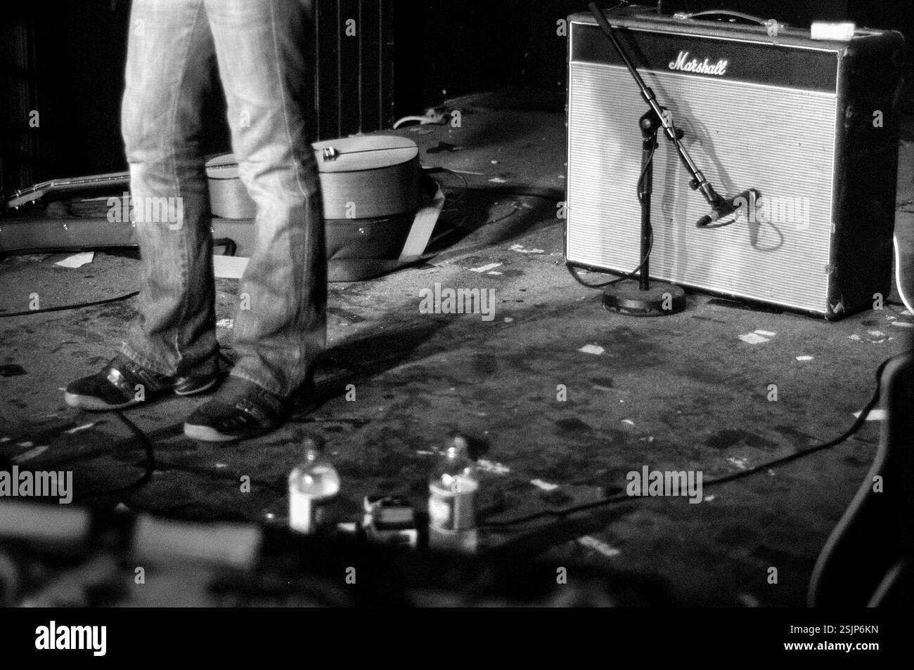 SONDRE LERCHE, MARSHALL AMP, 2004 : The Feet and Marshall Amp de la jeune pop star norvégienne Sondre Lerche jouant un petit concert à Cardiff Barfly, pays de Galles, Royaume-Uni le 16 septembre 2004. Photographie : ROB WATKINS. INFO : Sondre Lerche est un auteur-compositeur-interprète norvégien connu pour son mélange éclectique d'influences pop, rock et jazz. Émergeant au début des années 2000, il a gagné des éloges avec des albums comme "faces Down" et "Phantom Punch", mettant en valeur son écriture polyvalente et introspective. Banque D'Images