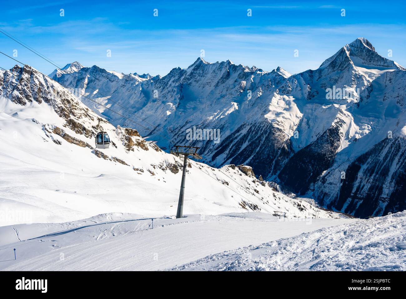 Piste de ski dans la station d'hiver avec des montagnes en arrière-plan, vallée de Loetschental, Suisse Banque D'Images