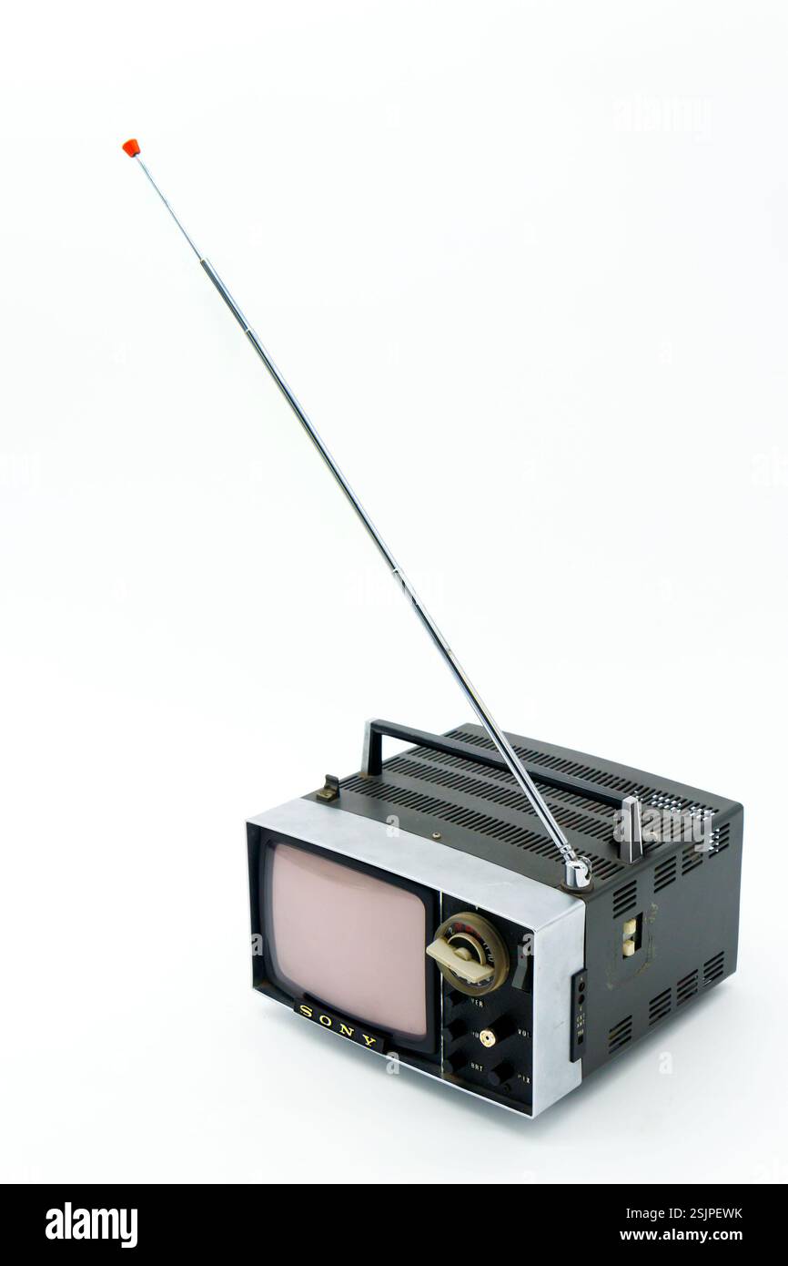 Vintage Sony 5-303W Micro TV, 1959, avec une antenne sur un fond blanc Uni montrant un design rétro et un style classique Banque D'Images