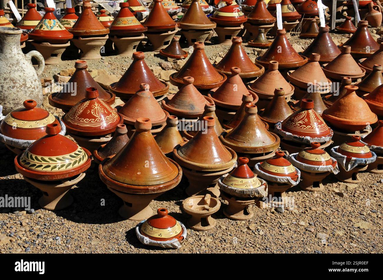 Sur le chemin de Erfound, Une collection de pots de tajine marocains traditionnels sur un étal de marché, Nord Maroc, Maroc, Afrique Banque D'Images