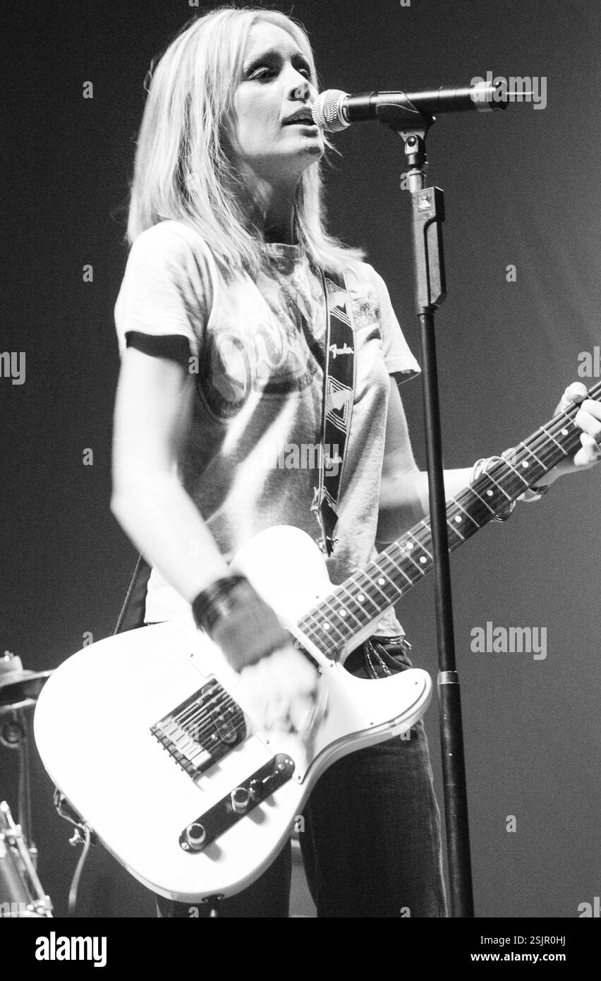 La chanteuse et guitariste JILL JACKSON du groupe SPEEDWAY at Cardiff International Arena, le 17 novembre 2003. Photographie : ROB WATKINS. INFO : Speedway est un groupe écossais de pop-rock formé en 2001. Connus pour leur son énergique et leurs airs entraînants, ils ont gagné en reconnaissance avec leur reprise de "Genie in a Bottle" de Christina Aguilera et des chansons originales comme "Can't Turn Back", avant de se séparer en 2004. Banque D'Images