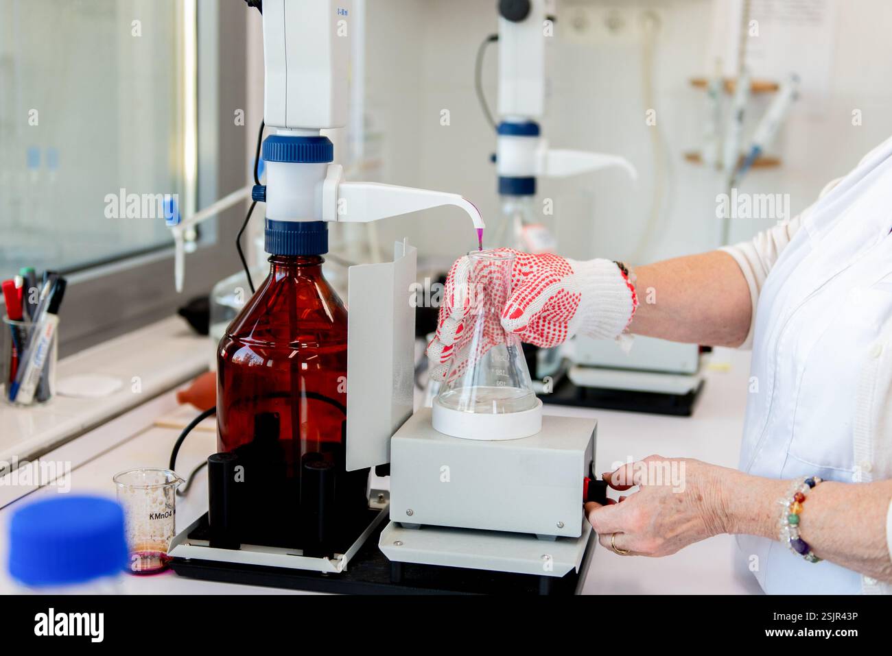 Station de titrage manuelle avec flacon marron. Matériel de laboratoire, titrage de l'indice de permanganate Banque D'Images