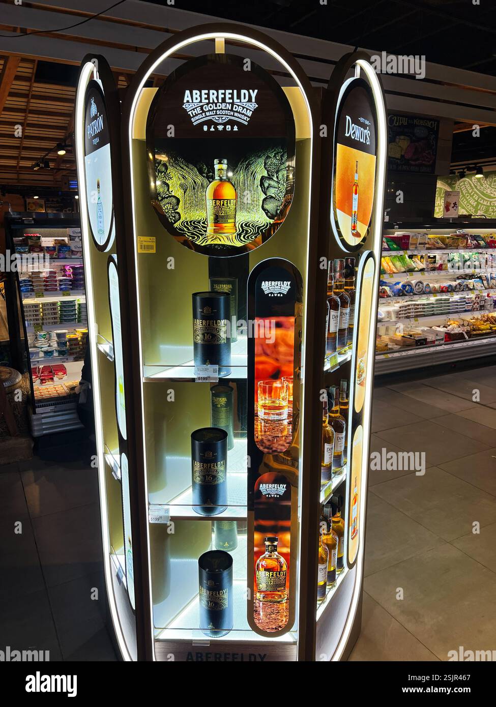 Kiev, Ukraine - 11 février 2025 : un présentoir de whisky présentant les produits Aberfeldy, illuminé pour souligner et attirer l'attention. Banque D'Images