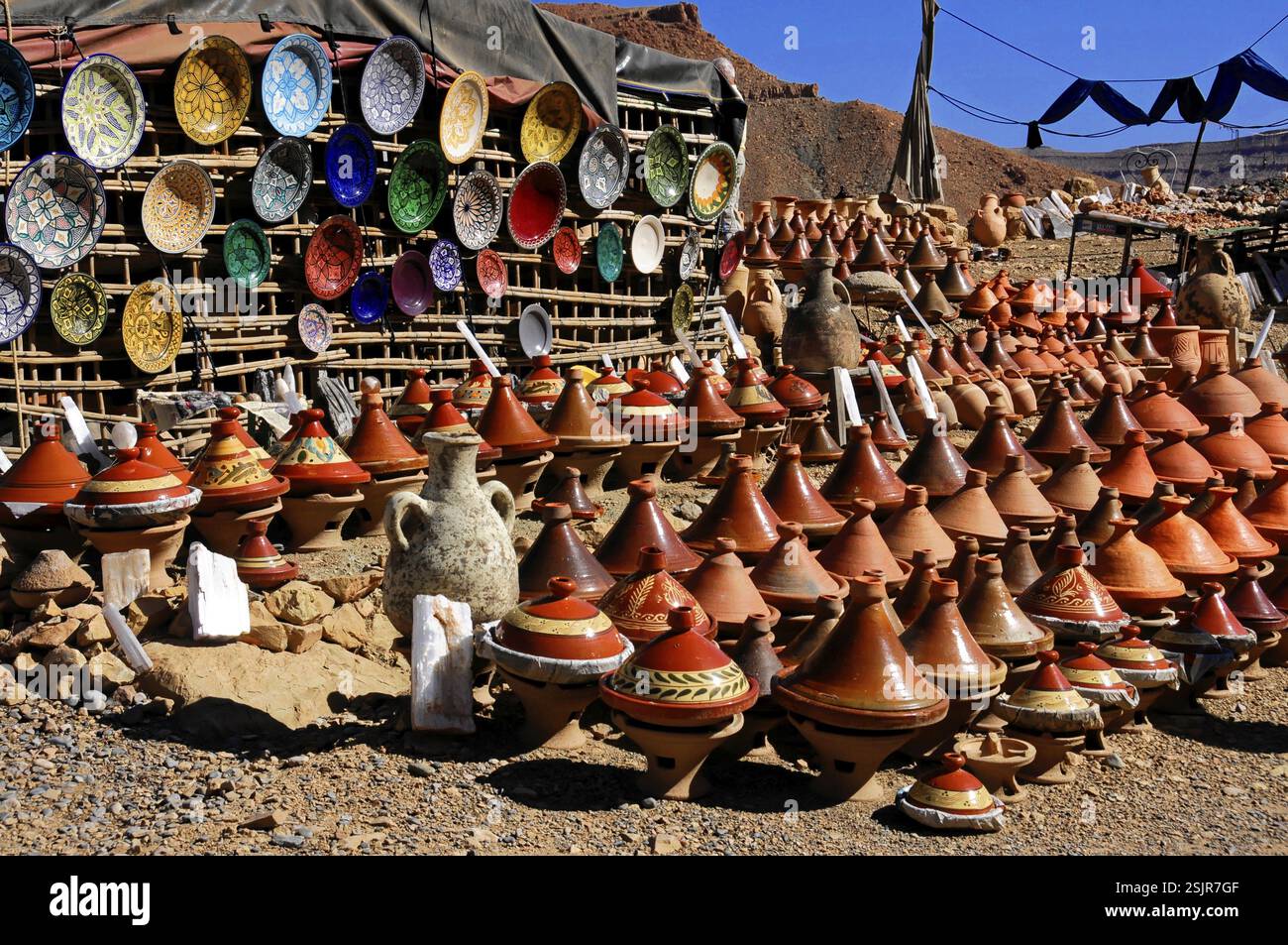 Sur le chemin de Erfound, étal de marché plein de pots de tajine marocains traditionnels et d'assiettes colorées, Nord du Maroc, Maroc, Afrique Banque D'Images