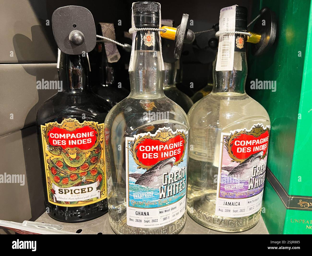 Kiev, Ukraine - 11 février 2025 : une sélection de bouteilles de rhum Compagnie des Indes disposées soigneusement dans un présentoir de magasin. Banque D'Images