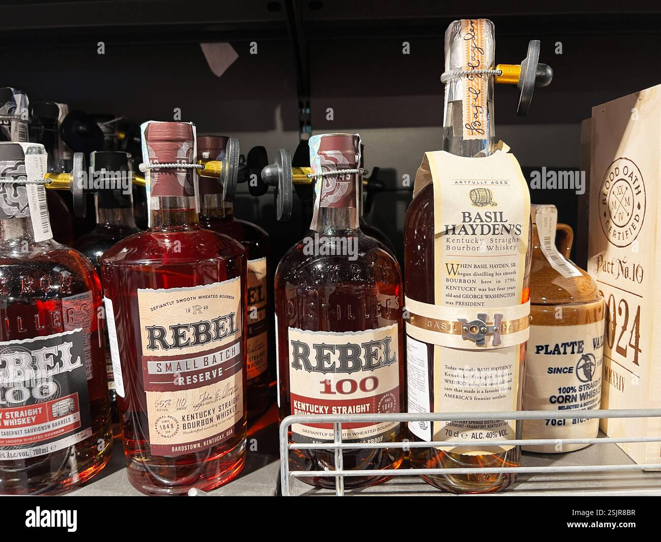 Kiev, Ukraine - 11 février 2025 : une collection de marques de whisky bourbon haut de gamme, mettant l'accent sur la qualité et l'artisanat Banque D'Images