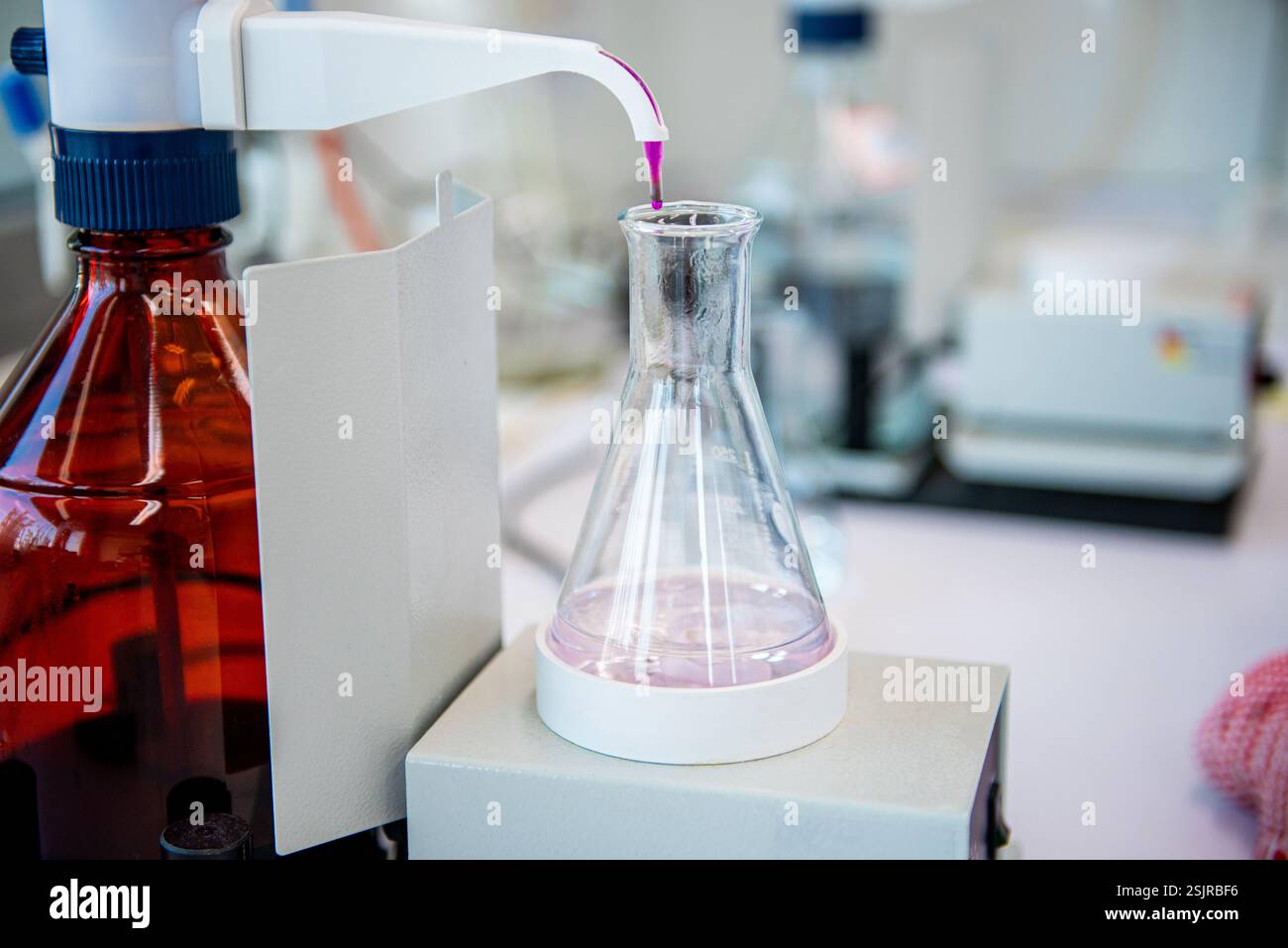 Station de titrage manuelle avec flacon marron. Matériel de laboratoire, titrage de l'indice de permanganate Banque D'Images