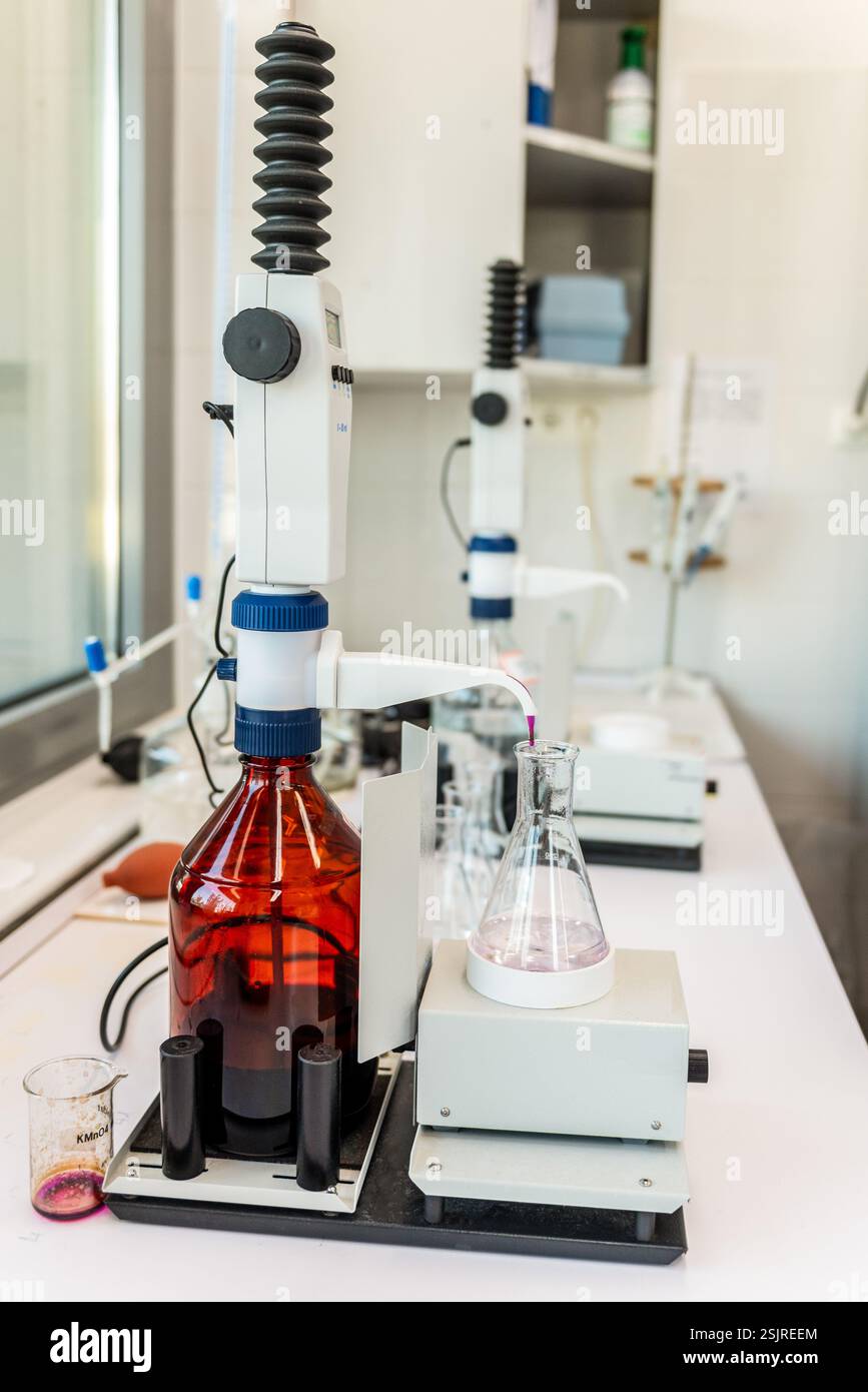Station de titrage manuelle avec flacon marron. Matériel de laboratoire, titrage de l'indice de permanganate Banque D'Images