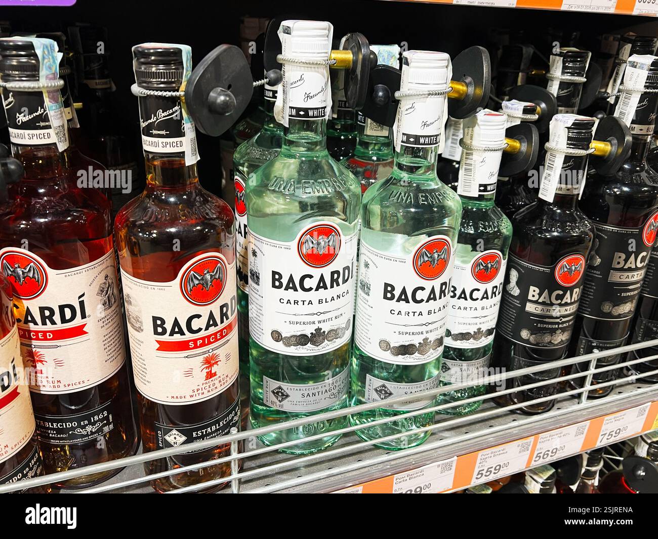 Kiev, Ukraine - 11 février 2025 : rangées de bouteilles de rhum Bacardi en différentes variétés et emballages sur les étagères. Banque D'Images