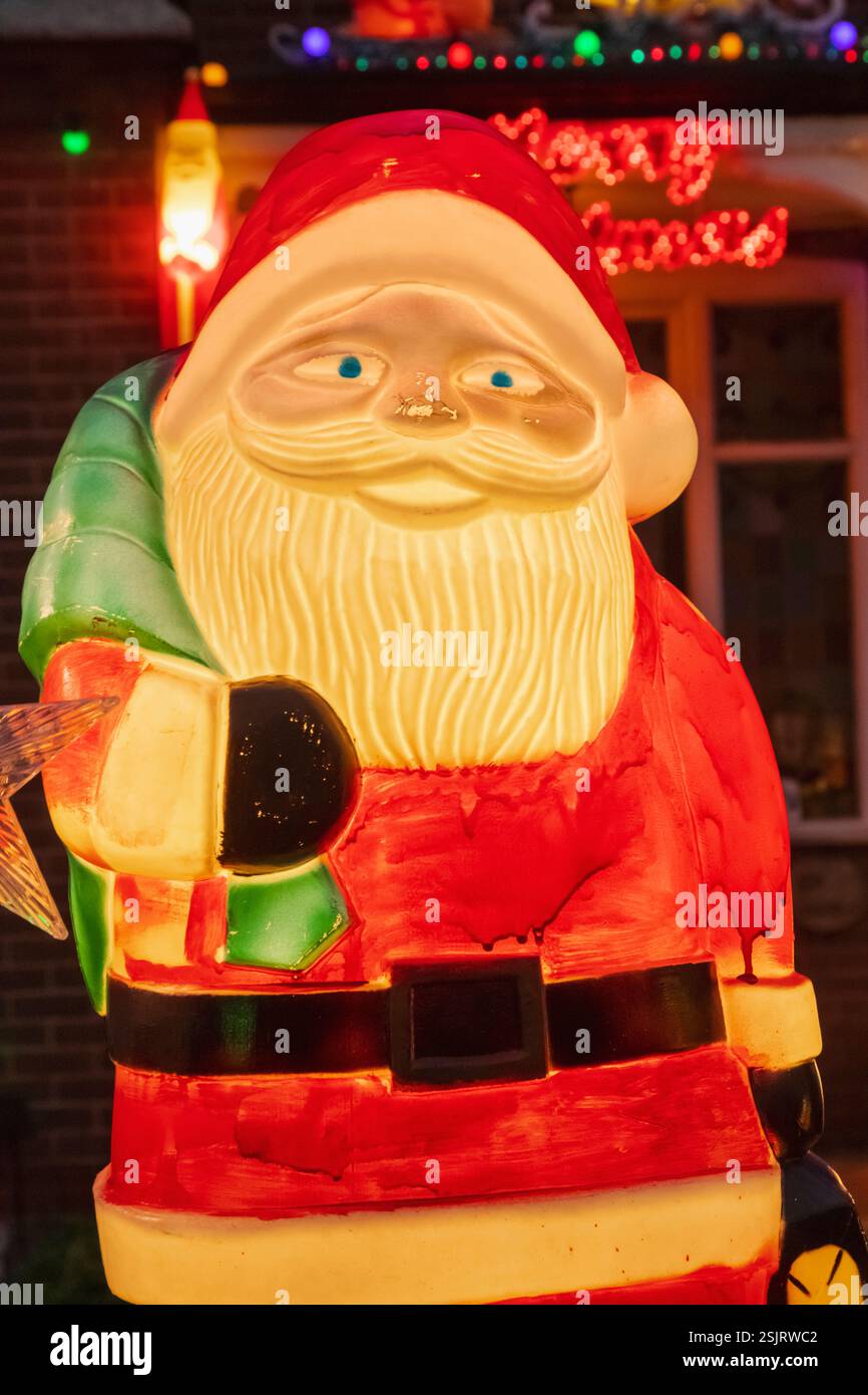 Angleterre, Kent, Deal, Père Noël en plastique illuminé, décoration de Noël Banque D'Images
