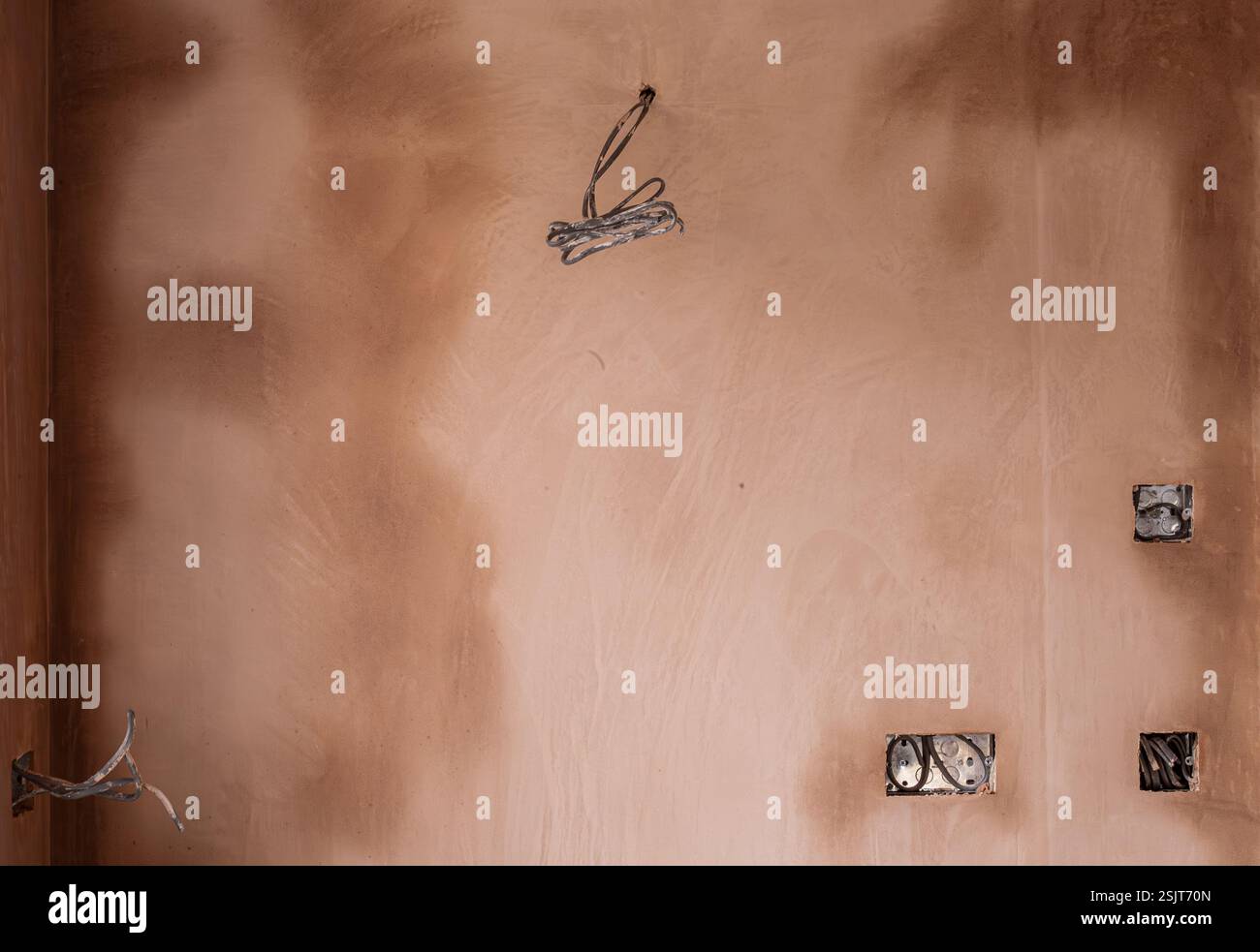 Mur intérieur non fini avec câblage électrique exposé et prises prêt pour l'installation dans un projet de rénovation ou de construction Banque D'Images