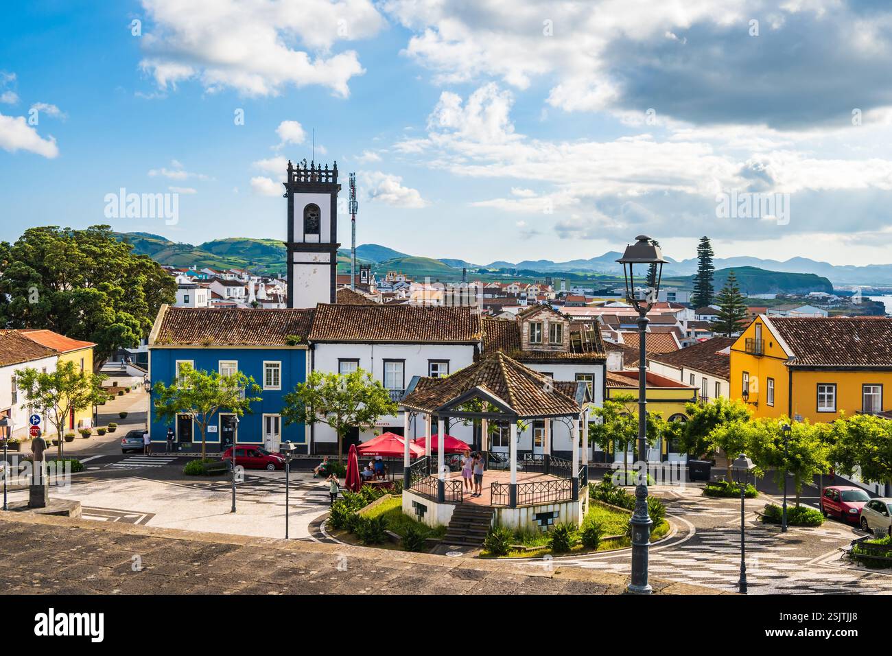 RIBEIRA GRANDE, ÎLE DE SAO MIGUEL - 21 juin 2024 : bâtiments historiques avec maisons et restaurants sur la place principale de la ville de Ribeira Grande, Sao Miguel isl Banque D'Images
