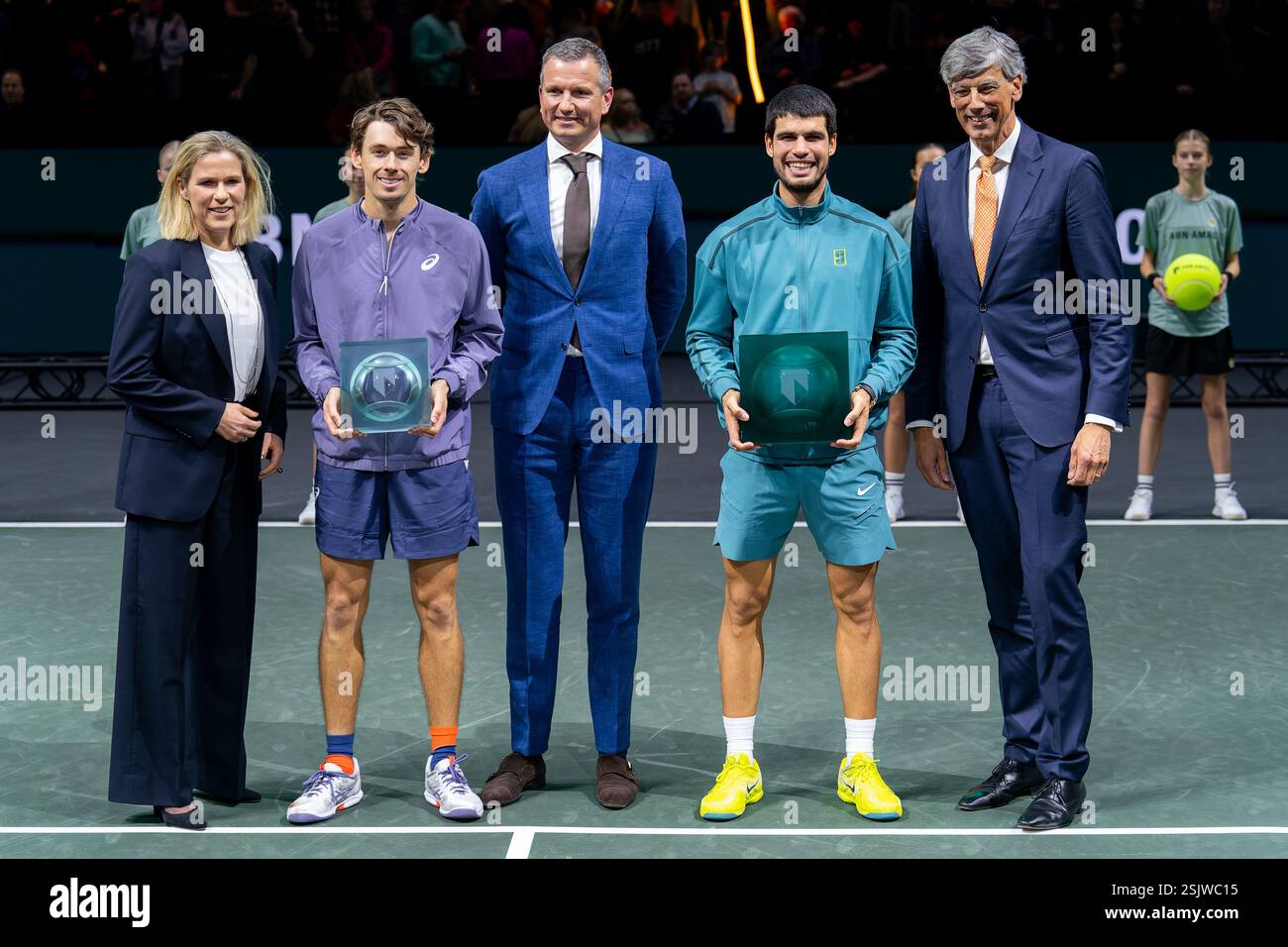 Rotterdam, pays-Bas. 09th Feb, 2025. ROTTERDAM, PAYS-BAS - 9 FÉVRIER : Jolanda Jansen, PDG de Rotterdam Ahoy, Alex de Minaur d'Australie, le directeur du tournoi Richard Krajicek, Carlos Alcaraz d'Espagne et Robert Swaak, PDG d'ABN AMRO lors du septième jour de l'ABN AMRO Open à Rotterdam Ahoy le 9 février 2025 à Rotterdam, pays-Bas. (Photo de Joris Verwijst/Orange Pictures) crédit : Orange pics BV/Alamy Live News Banque D'Images
