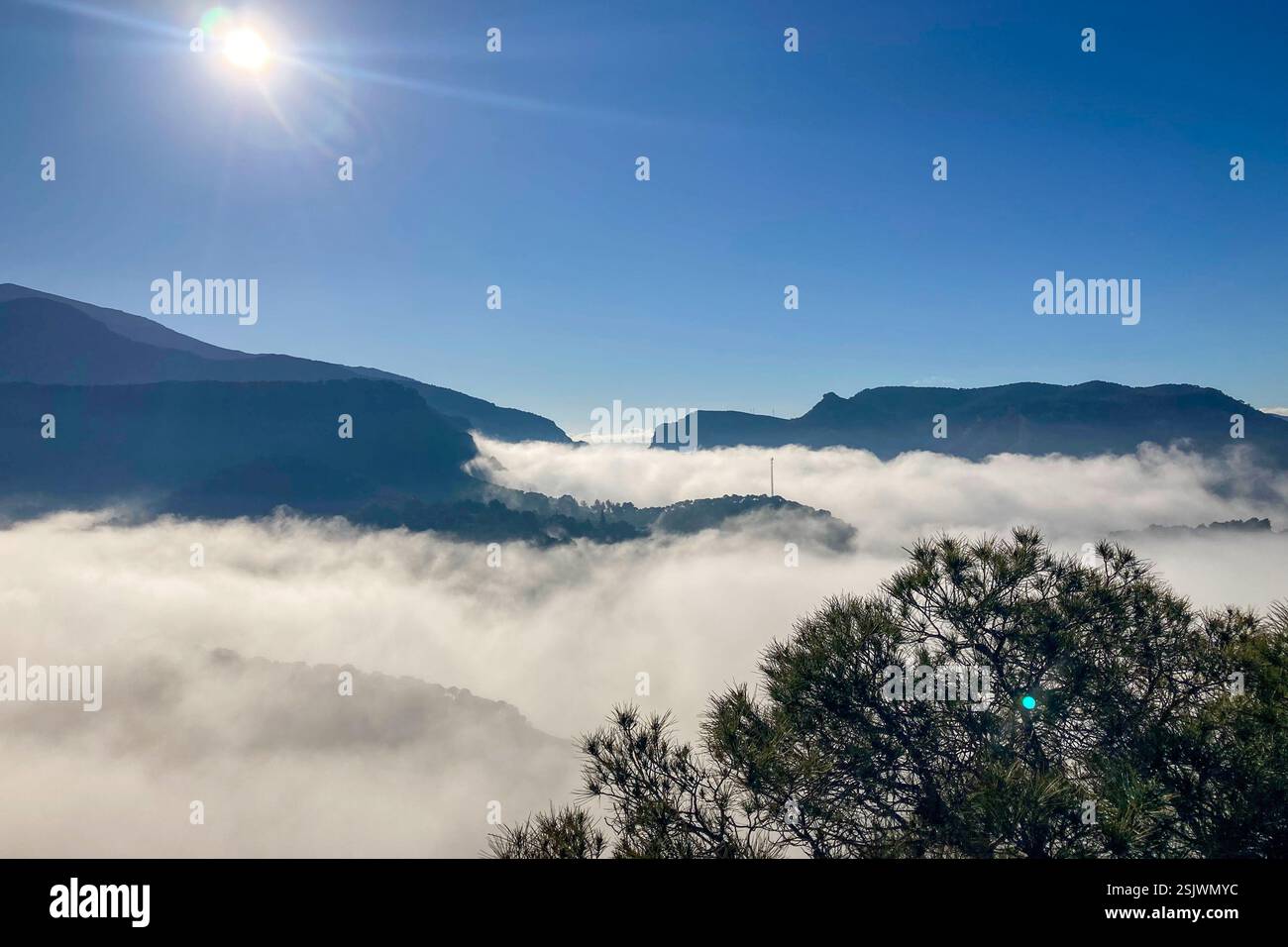 Les réservoirs de Guadalhorce ou Guadalteba sont un groupe de six réservoirs situés sur le cours moyen de la rivière Guadalhorce et deux de ses plus grands affluents - Image de stock capturée avec un smartphone
