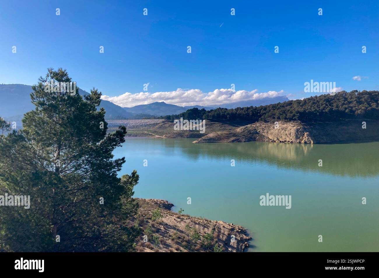 Les réservoirs de Guadalhorce ou Guadalteba sont un groupe de six réservoirs situés sur le cours moyen de la rivière Guadalhorce et deux de ses plus grands affluents - Image de stock capturée avec un smartphone