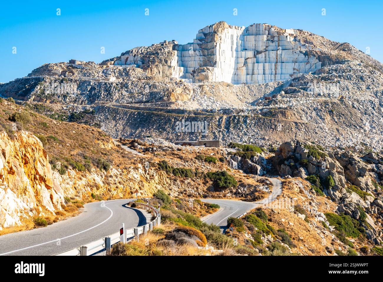 Vue de carrière de marbre sur le sommet de la montagne de la route pittoresque, île de Naxos, Cyclades, Grèce Banque D'Images