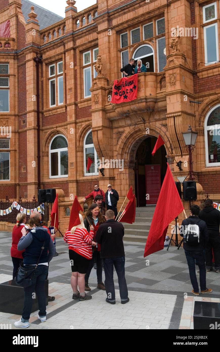 Redhouse à Merthyr les gens se rassemblent pour entendre le discours de l'artiste visuel Iwan Bala avant de partir pour la Red Shoes Walk. Fait partie du Made in Roath, un festival des arts de la communauté printanière. Mai 2014 Merthyr Wales 2010s UK HOMER SYKES Banque D'Images