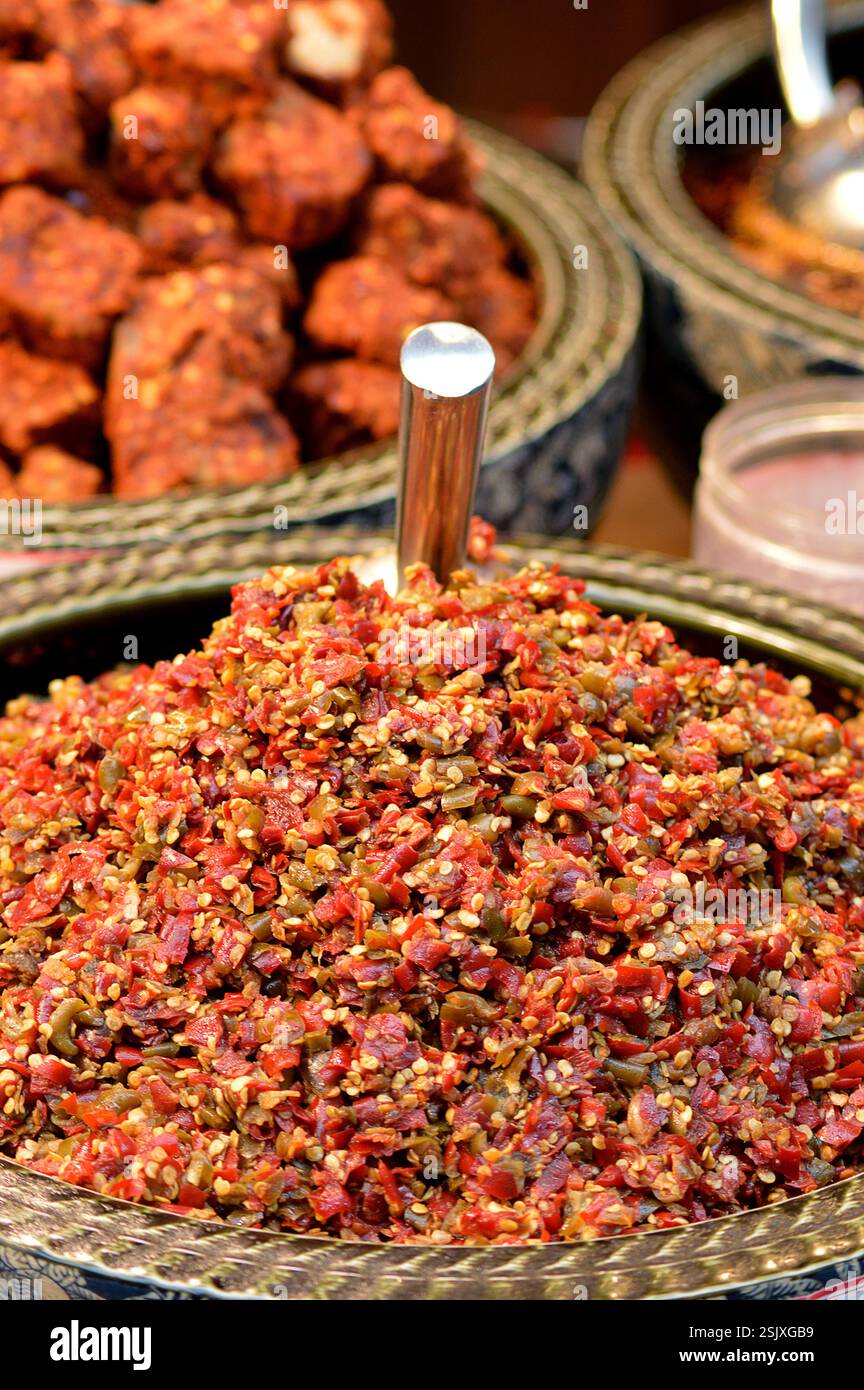 CHANGSHA, CHINE - 7 JANVIER 2025 : bols de nourriture prêts à la vente sur un étal de marché dans une «rue piétonne» dans la vieille ville de la ville. Banque D'Images
