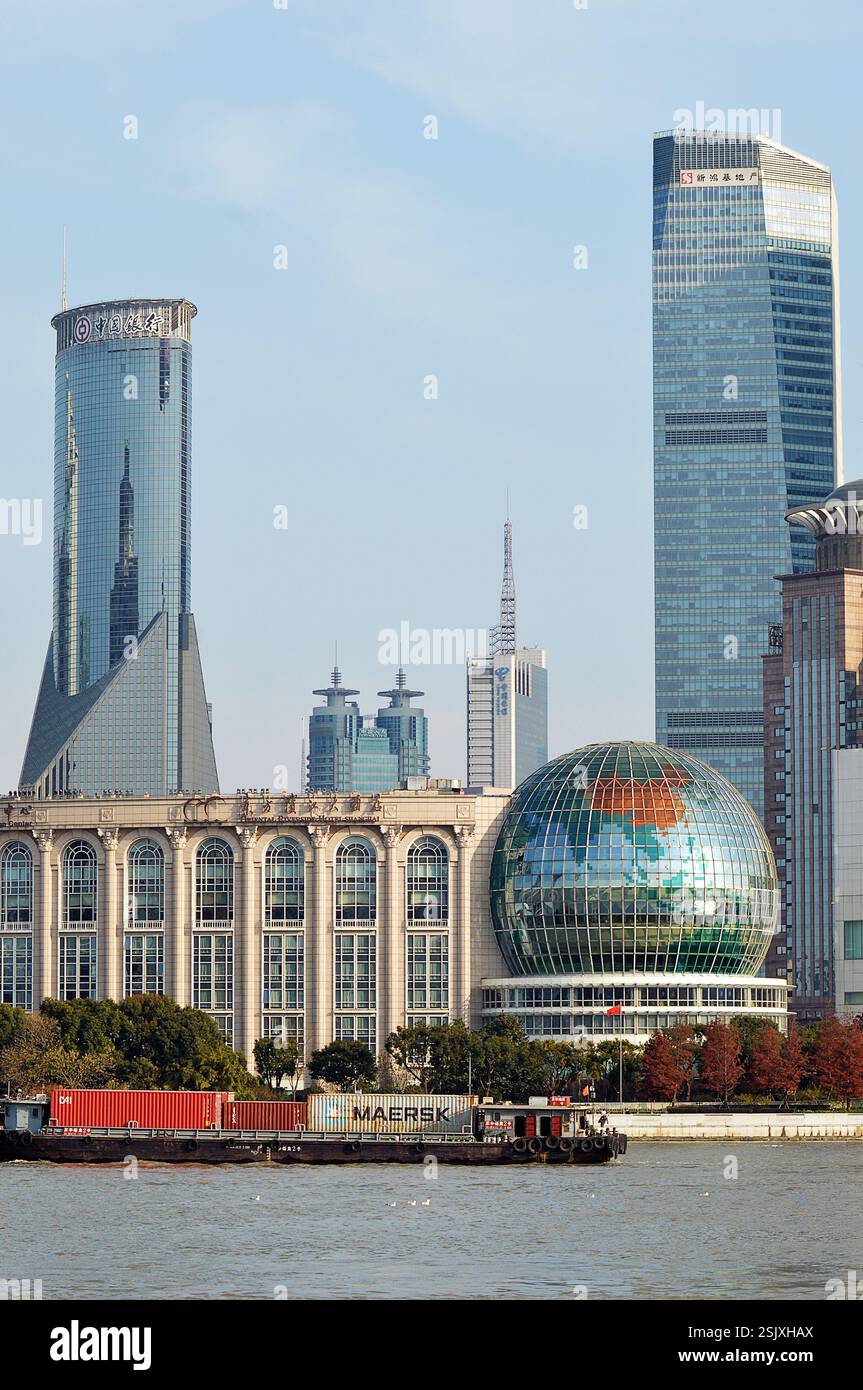 SHANGHAI, CHINE - 4 JANVIER 2025 : les bâtiments du Globe dans le centre financier de Shanghai vus de l'autre côté du fleuve Huangpu Banque D'Images
