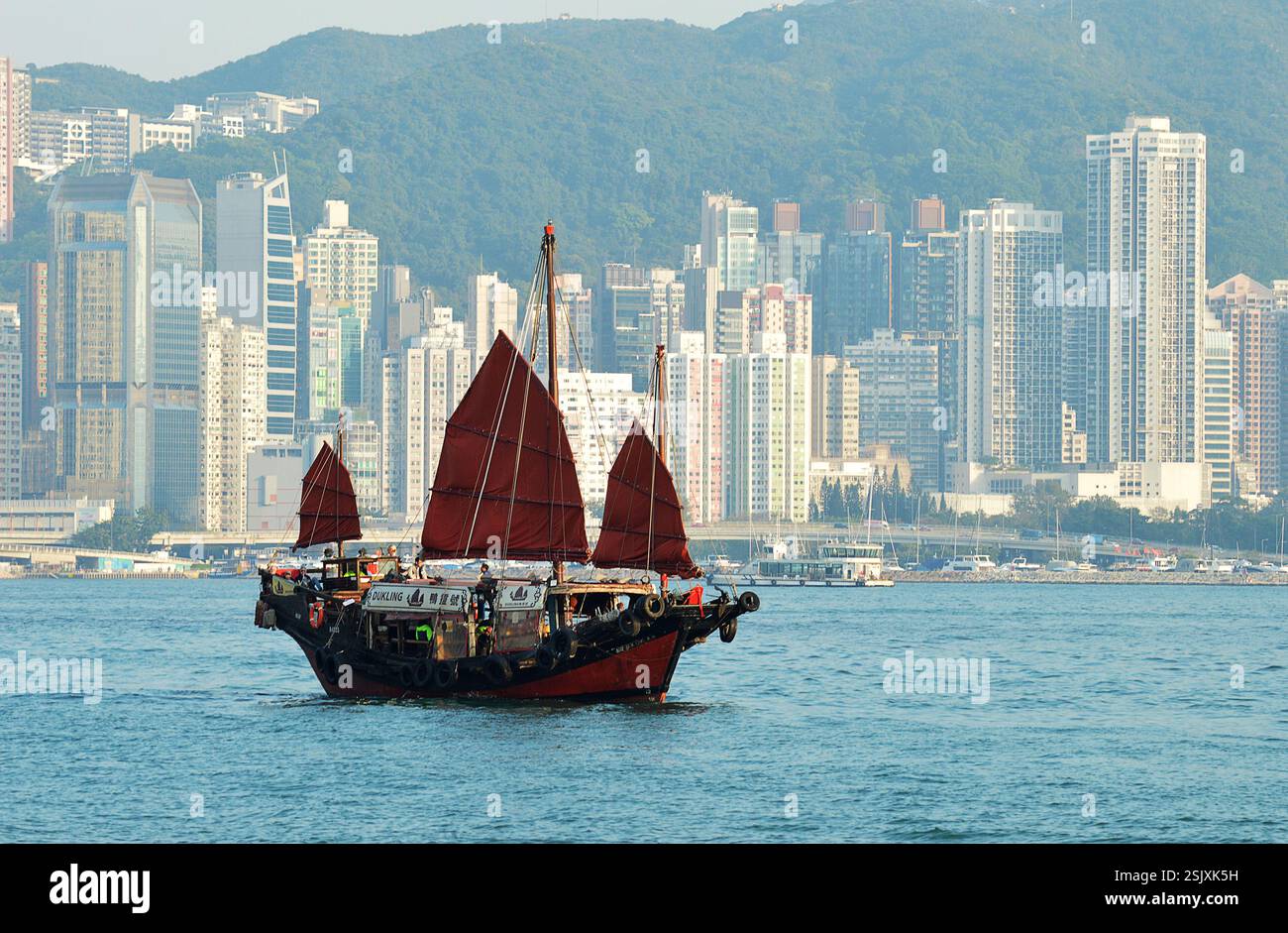 HONG KONG - 11 JANVIER 2025 : le Dukling, une jonque chinoise traditionnelle construite en 1955, propose des visites du port de Victoria Banque D'Images