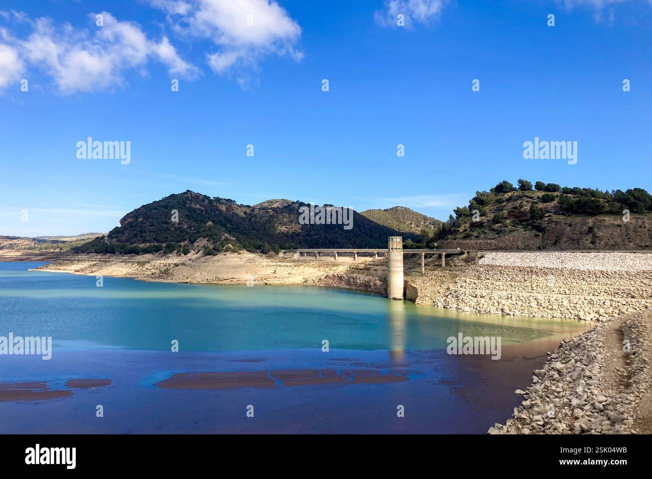 Les réservoirs de Guadalhorce ou Guadalteba sont un groupe de six réservoirs situés sur le cours moyen de la rivière Guadalhorce et deux de ses plus grands affluents - Image de stock capturée avec un smartphone