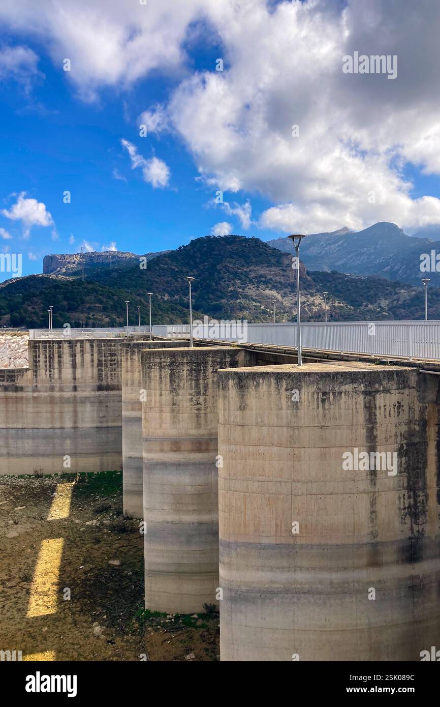 Les réservoirs de Guadalhorce ou Guadalteba sont un groupe de six réservoirs situés sur le cours moyen de la rivière Guadalhorce et deux de ses plus grands affluents - Image de stock capturée avec un smartphone