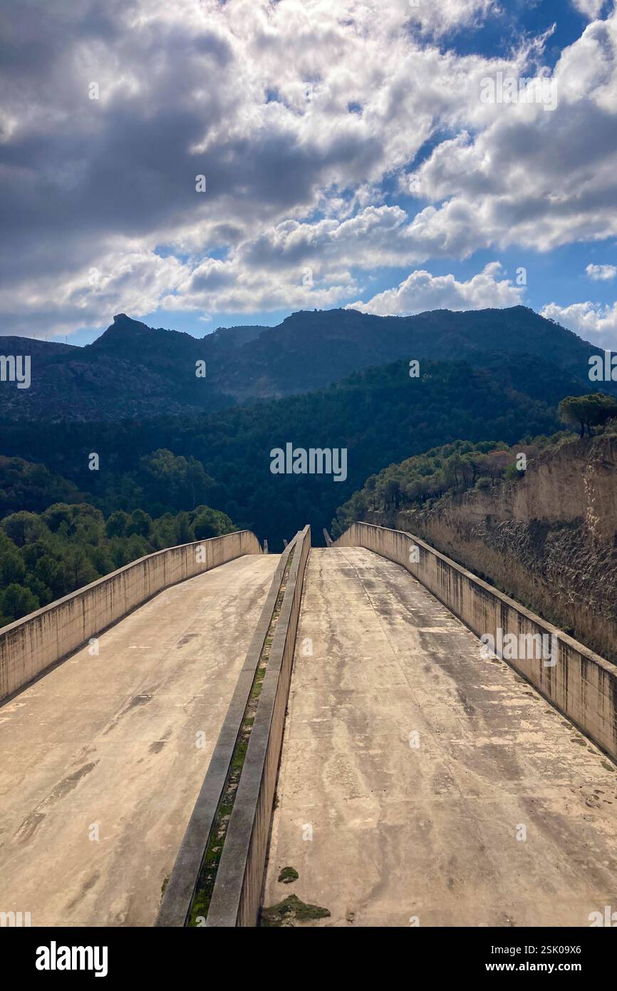 Les réservoirs de Guadalhorce ou Guadalteba sont un groupe de six réservoirs situés sur le cours moyen de la rivière Guadalhorce et deux de ses plus grands affluents - Image de stock capturée avec un smartphone