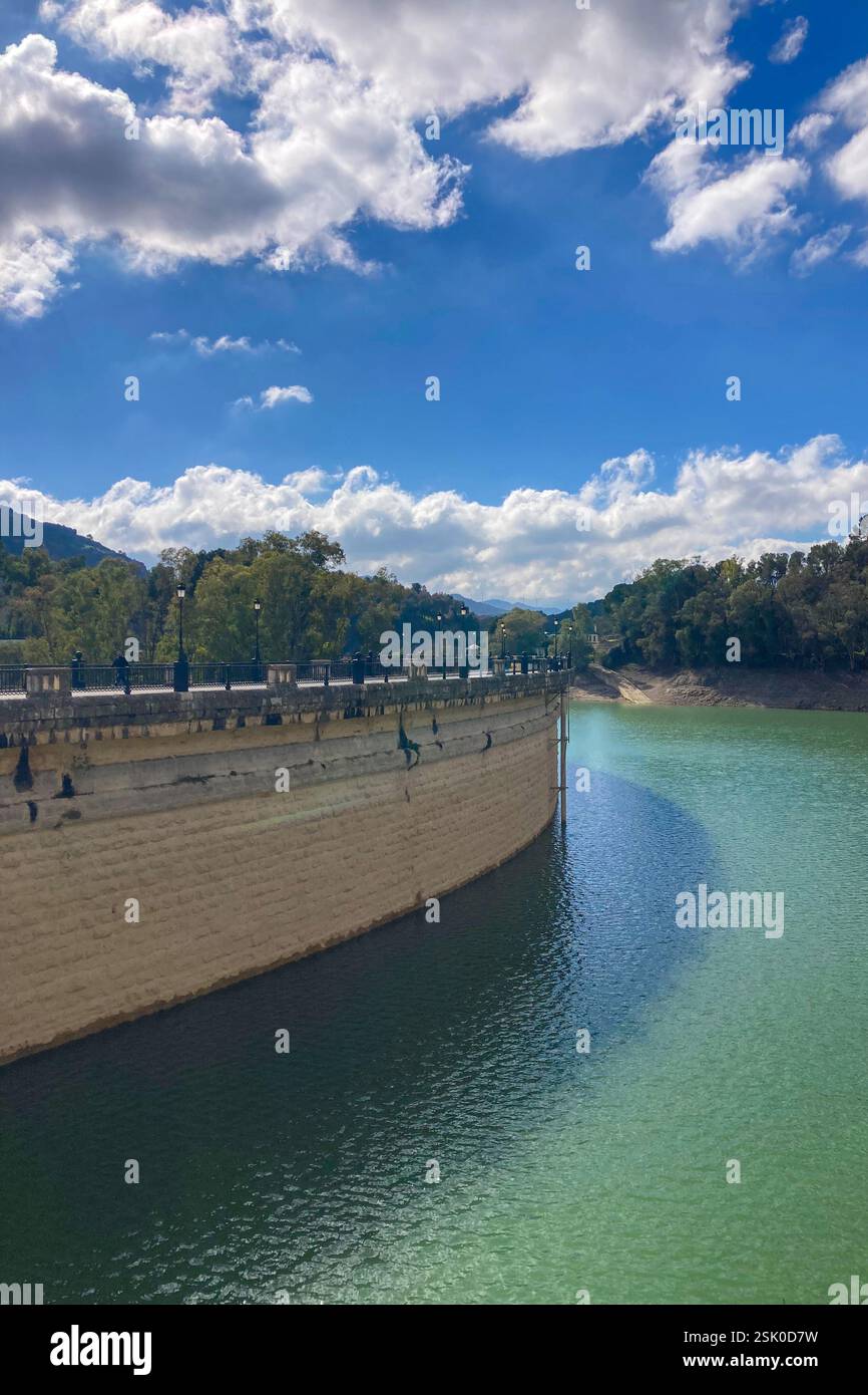 Les réservoirs de Guadalhorce ou Guadalteba sont un groupe de six réservoirs situés sur le cours moyen de la rivière Guadalhorce et deux de ses plus grands affluents - Image de stock capturée avec un smartphone