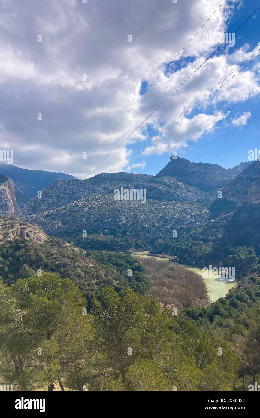 Les réservoirs de Guadalhorce ou Guadalteba sont un groupe de six réservoirs situés sur le cours moyen de la rivière Guadalhorce et deux de ses plus grands affluents - Image de stock capturée avec un smartphone