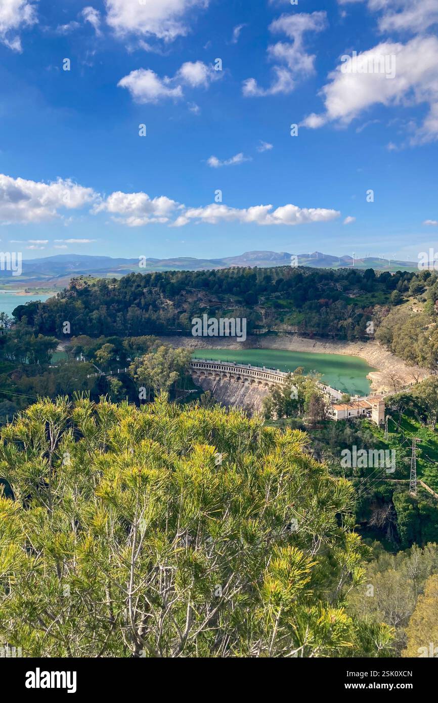 Les réservoirs de Guadalhorce ou Guadalteba sont un groupe de six réservoirs situés sur le cours moyen de la rivière Guadalhorce et deux de ses plus grands affluents - Image de stock capturée avec un smartphone