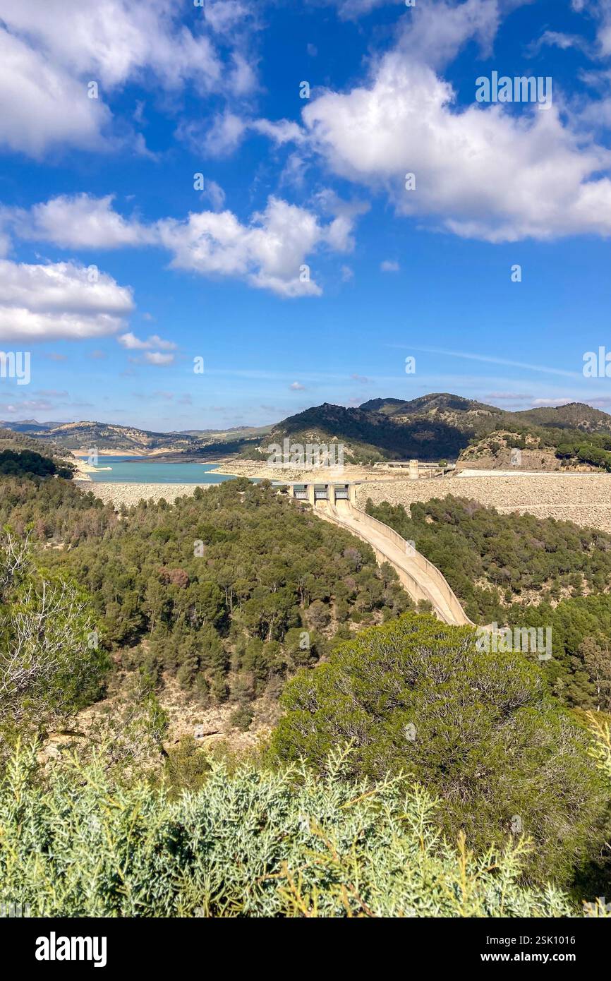 Les réservoirs de Guadalhorce ou Guadalteba sont un groupe de six réservoirs situés sur le cours moyen de la rivière Guadalhorce et deux de ses plus grands affluents - Image de stock capturée avec un smartphone