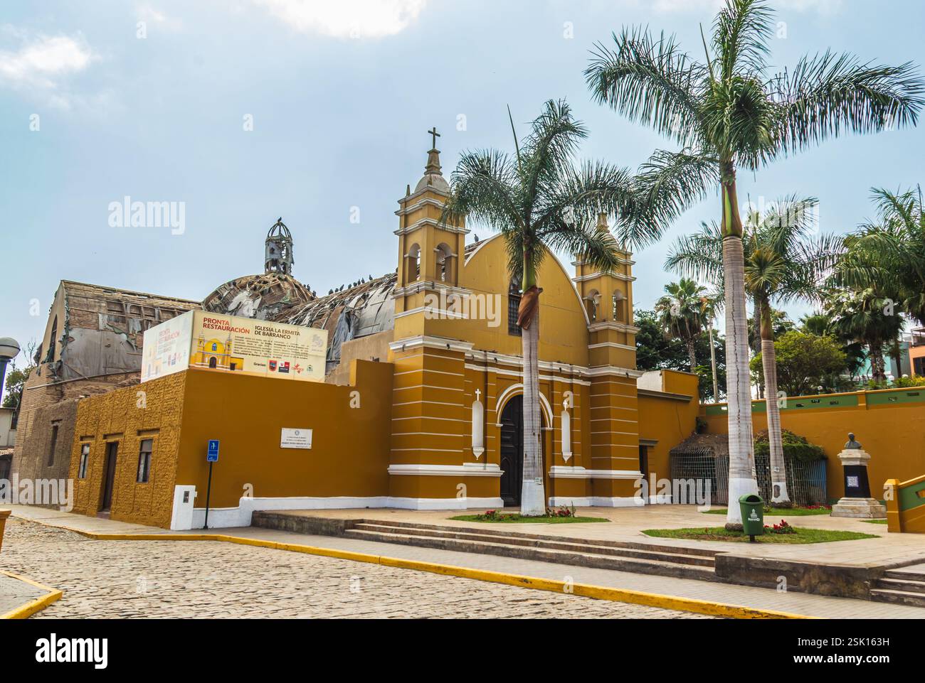 Vue panoramique de l'église catholique la Ermita, Barranco District - Lima, Pérou Banque D'Images