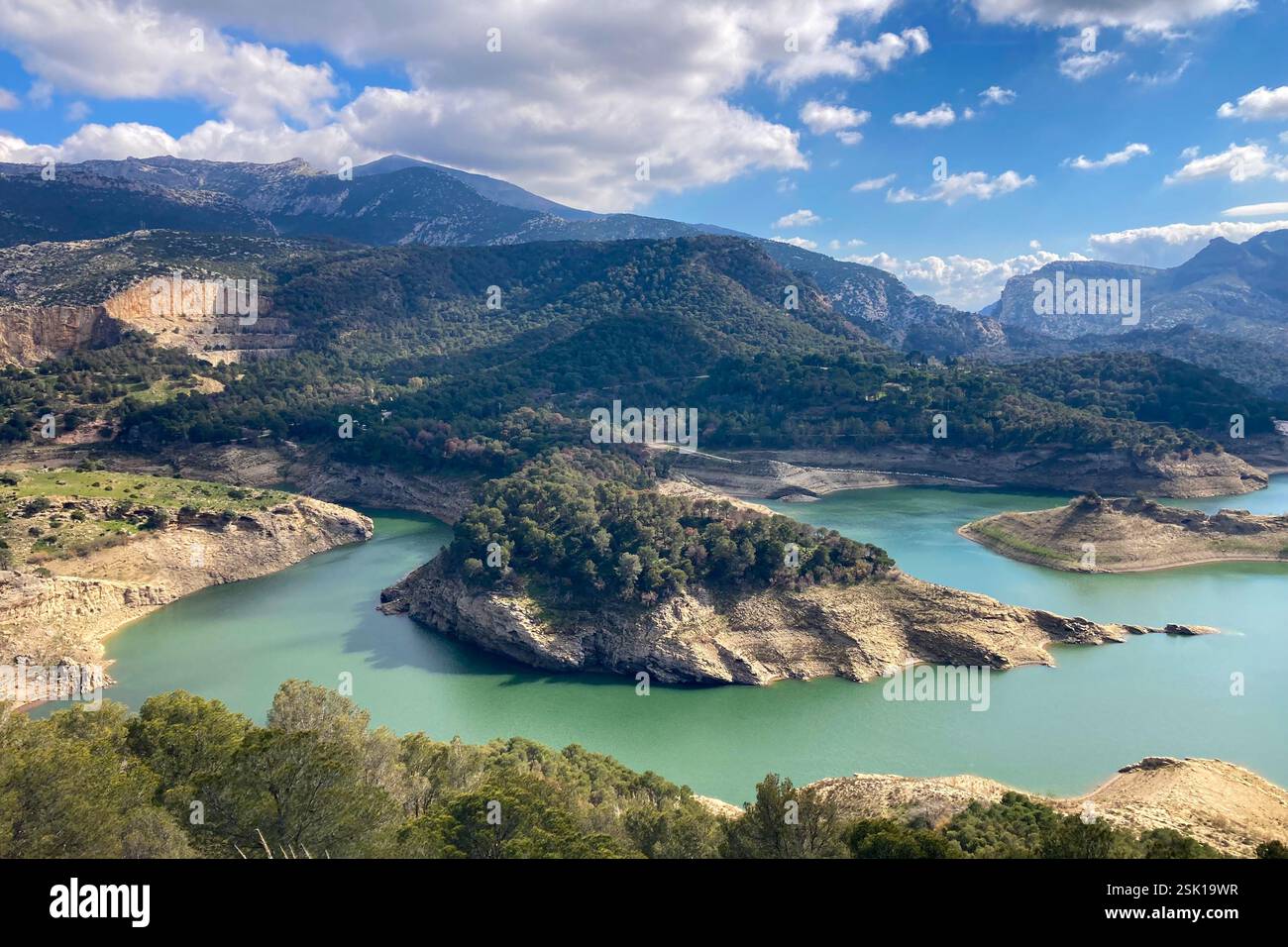 Les réservoirs de Guadalhorce ou Guadalteba sont un groupe de six réservoirs situés sur le cours moyen de la rivière Guadalhorce et deux de ses plus grands affluents - Image de stock capturée avec un smartphone
