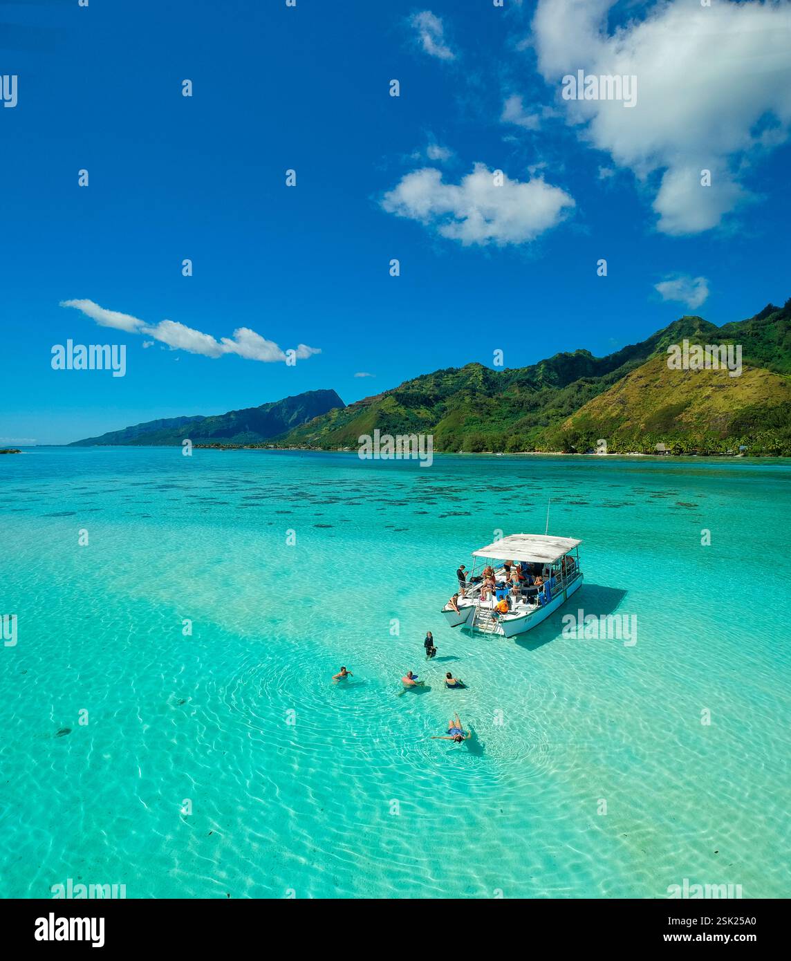 Belles eaux bleues de Moorea Banque D'Images