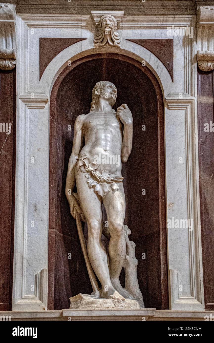 Orvieto, Italie. 11 février 2025. Le Duomo d'Orvieto, en Italie, est l'une des plus belles églises de ItalyÃs. La construction a commencé en 1290, avec le soutien de l'Église catholique et de la ville. Il a un équilibre de styles gothique et roman. Un état d'Adam peut être trouvé près de l'avant de l'église, (crédit image : © Bruce Chambers/ZUMA Press Wire) USAGE ÉDITORIAL SEULEMENT! Non destiné à UN USAGE commercial ! Banque D'Images