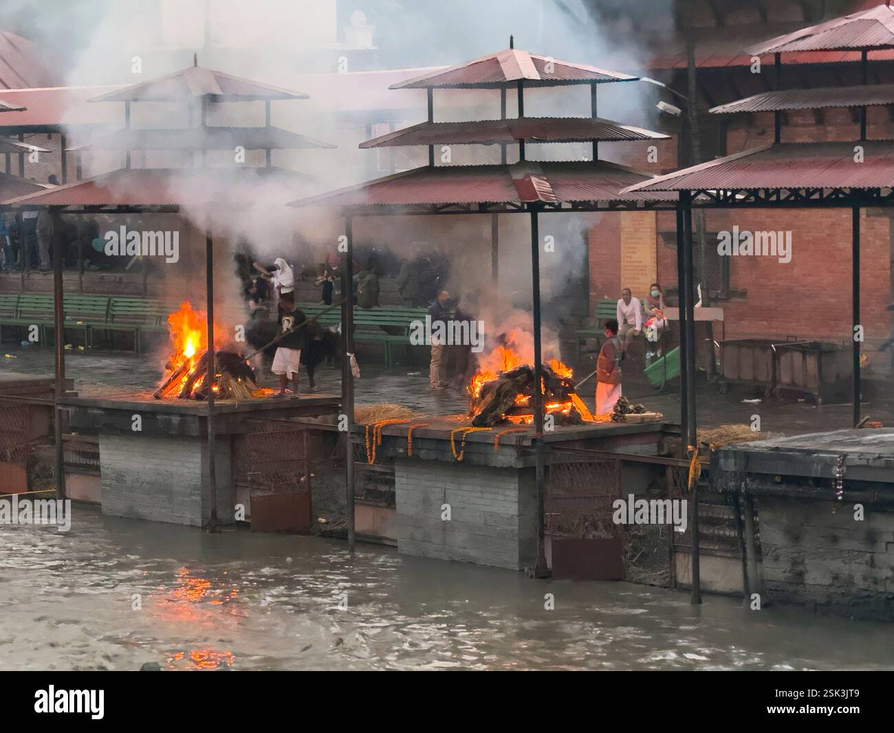Les ghats brûlants où les gens sont incinérés au complexe du temple hindou de Pashupatinath - Katmandou, Népal Banque D'Images Les ghats brûlants où les gens sont incinérés au complexe du temple hindou de Pashupatinath - Katmandou, Népal Banque D'Images