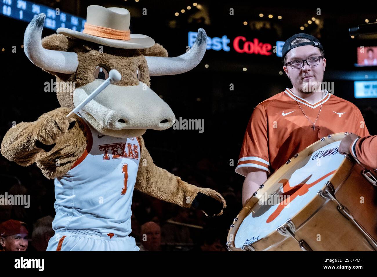 Texas, États-Unis. 11 février 2025. Hook ''˜em des Texas Longhorns en action contre l'Alabama Crimson Tide au Moody Center à Austin Texas. L'Alabama bat le Texas 103-80. Robert Backman/CSM/Alamy Live News Banque D'Images