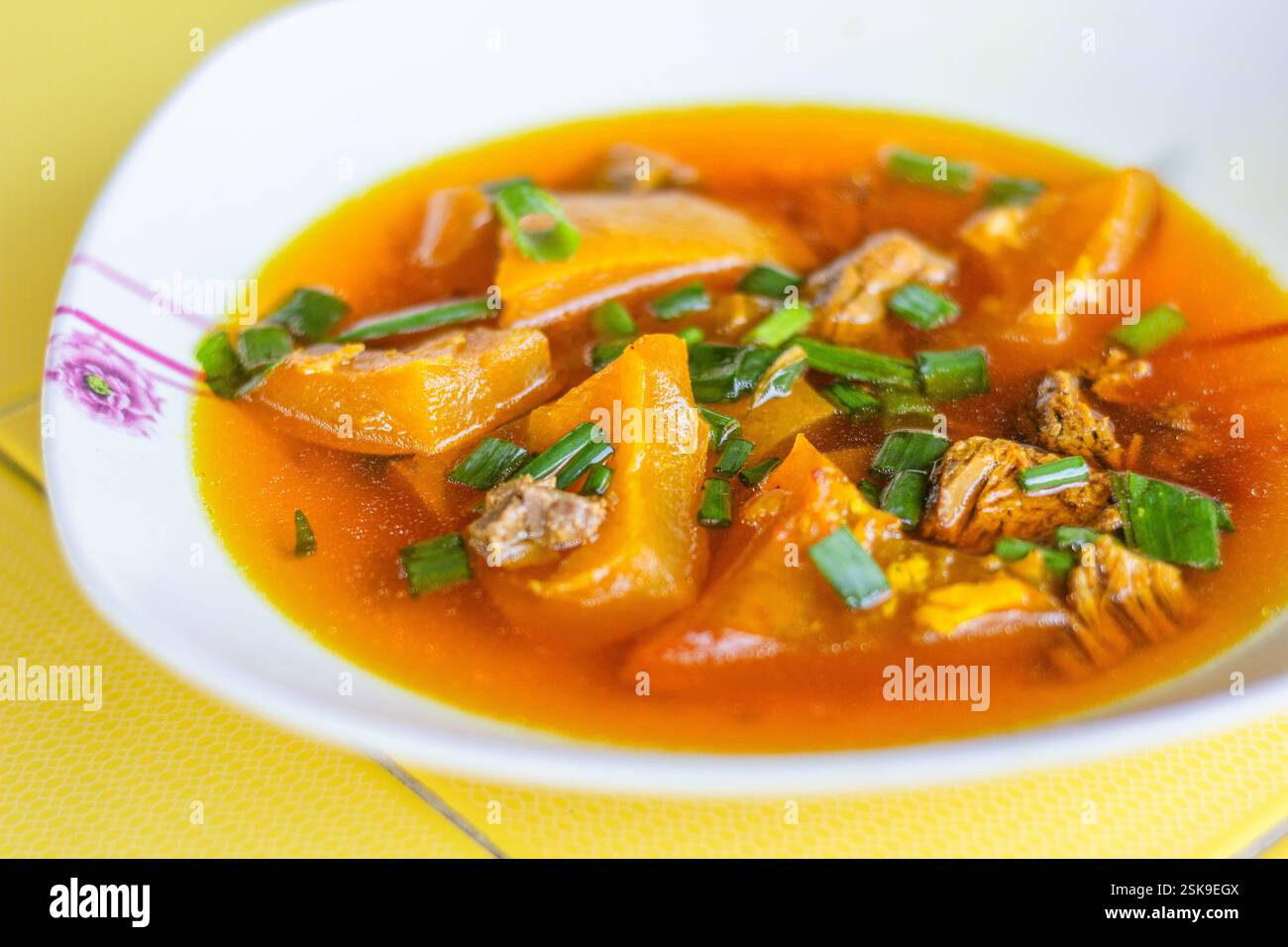 Plat de balbacua, une soupe de peau de porc philippin, servi dans un restaurant local à Davao City Philippines Banque D'Images