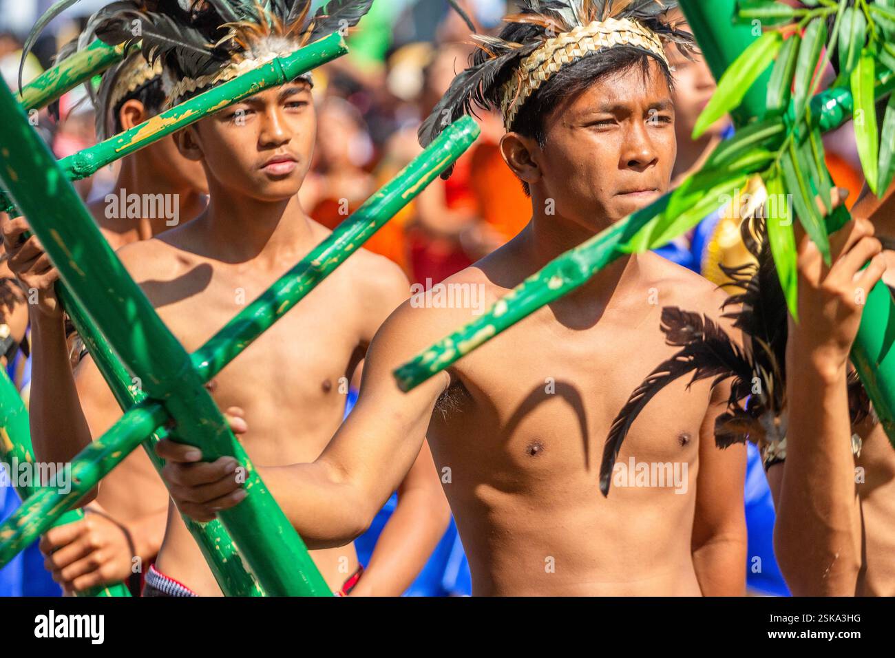 Les danseurs du festival se produisent pendant la danse de rue au festival Abrenian Kawayan à Abra, aux Philippines, une célébration culturelle honorant le bambou Banque D'Images