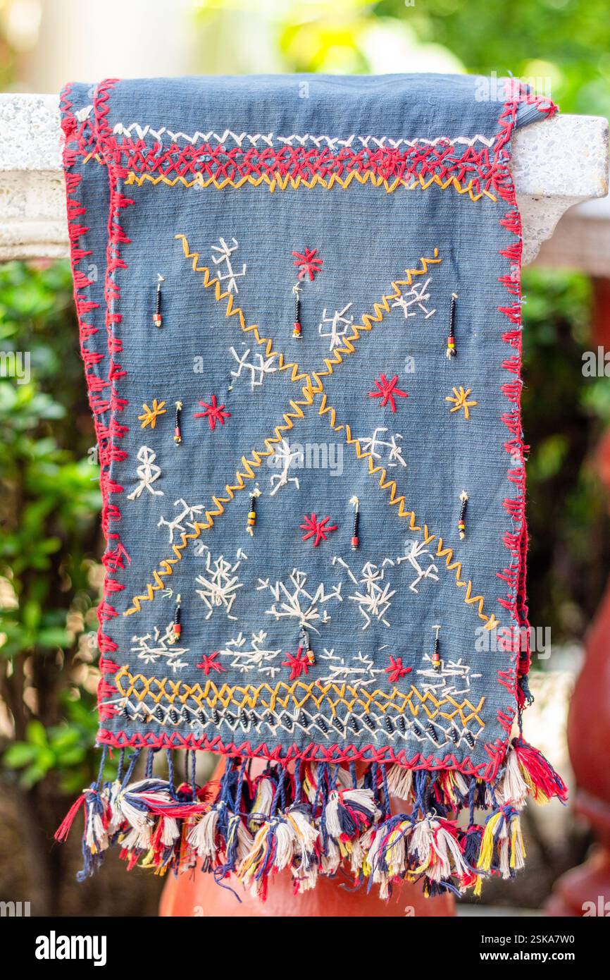 Tissu traditionnel Itneg ou Tinguian bleu tissé avec des motifs tribaux d'Abra, Philippines Banque D'Images