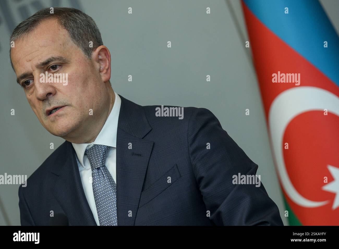 Le ministre azerbaïdjanais des Affaires étrangères Jeyhun Bayramov s'exprime lors d'une conférence de presse le 14 mai 2024 à Bakou, Azerbaïdjan. Le Ministre des affaires étrangères de la République d'Azerbaïdjan et le Président en exercice de l'OSCE, Ministre des affaires étrangères, du commerce et européennes de Malte, Ian Borg, se rencontrent à Bakou. Banque D'Images