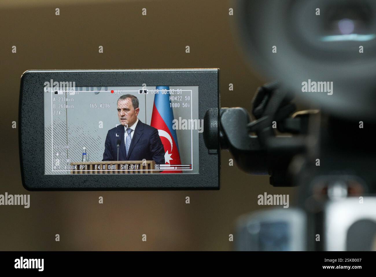 Le ministre azerbaïdjanais des Affaires étrangères Jeyhun Bayramov s'exprime lors d'une conférence de presse le 14 mai 2024 à Bakou, Azerbaïdjan. Le Ministre des affaires étrangères de la République d'Azerbaïdjan et le Président en exercice de l'OSCE, Ministre des affaires étrangères, du commerce et européennes de Malte, Ian Borg, se rencontrent à Bakou. Banque D'Images