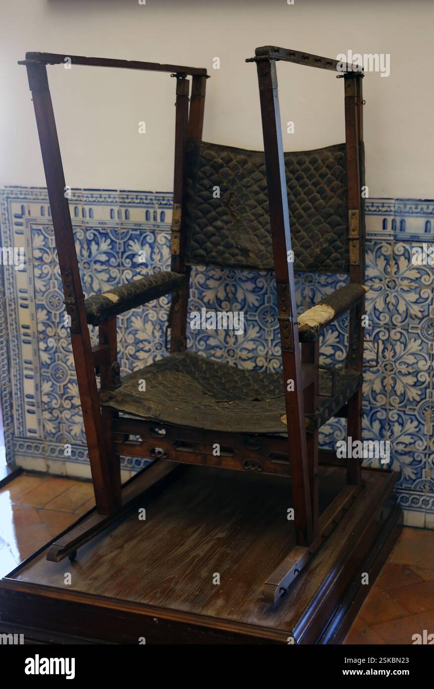 Chaise inclinable avec roues sur chaque pied du roi Philip II os Espagne. 1595. El Escorial. Espagne. Banque D'Images