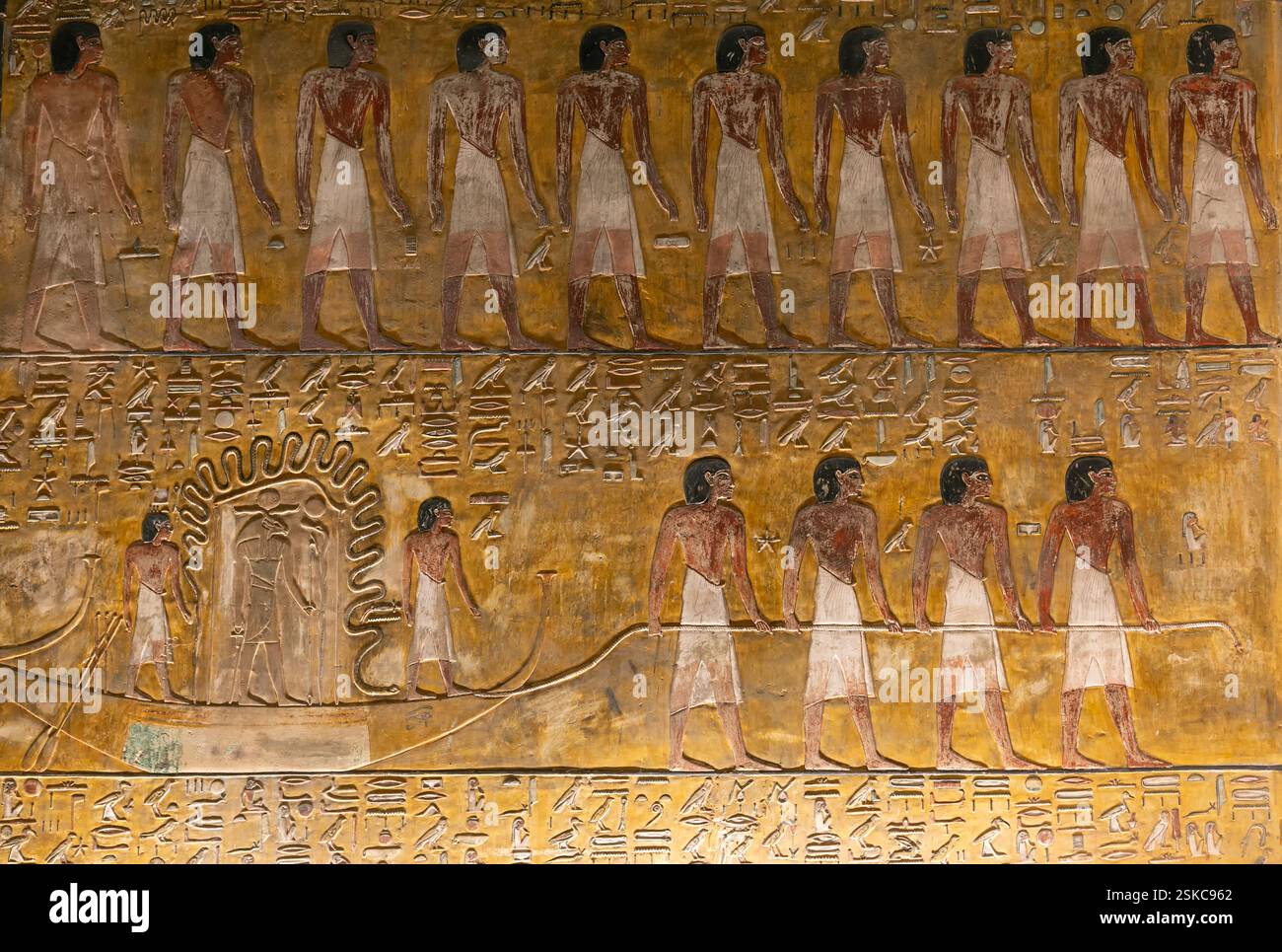 Louxor, Egypte - 4 janvier 2025 : vue générale de l'intérieur de la chambre initiale et escalier à l'intérieur de la tombe KV17, la tombe de Seti i dans la vallée de Banque D'Images