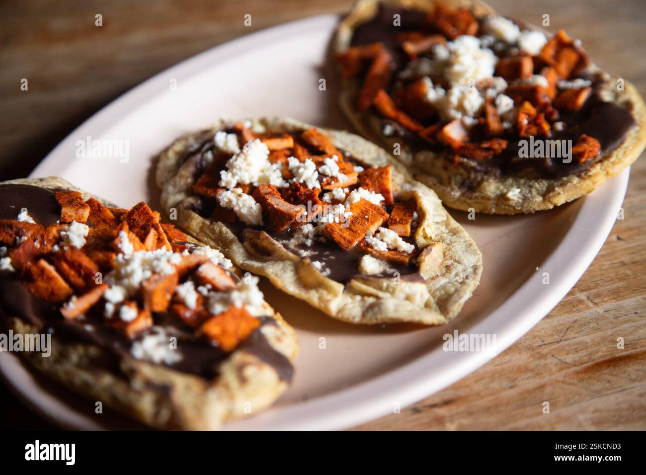 Memelas au bœuf saccadé. Memela est une tortilla ovale, faite de pâte de maïs et faite à la main, traditionnelle dans la cuisine de Oaxaca au Mexique. Banque D'Images