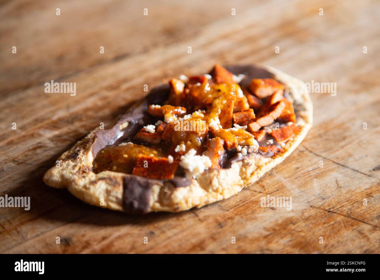 Memelas au bœuf saccadé. Memela est une tortilla ovale, faite de pâte de maïs et faite à la main, traditionnelle dans la cuisine de Oaxaca au Mexique. Banque D'Images