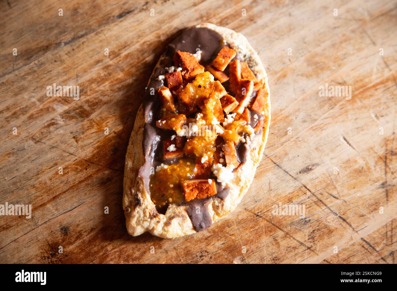 Memelas au bœuf saccadé. Memela est une tortilla ovale, faite de pâte de maïs et faite à la main, traditionnelle dans la cuisine de Oaxaca au Mexique. Banque D'Images